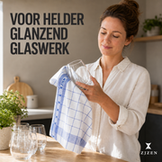 Ein Glas mit einem Jacquard-Gläsertuch polieren